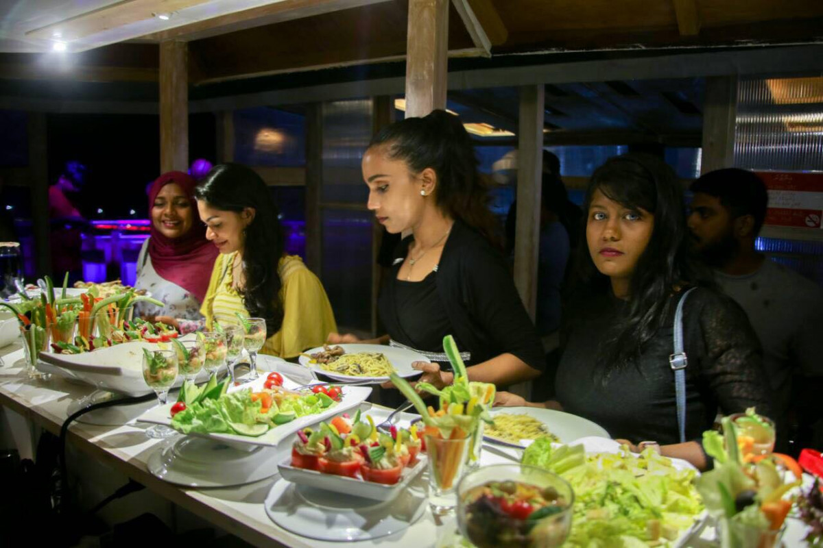 ސަރފް ވިއު ރާޅުގަނޑު ހޮޓެލްގައި ރޫފްޓޮޕް ރެސްޓޯރެންޓެއް ހުޅުވައިފި - އާންމުން ރެސްޓޯރެންޓުން ހިދުމަތް ލިބިގަންނަނީ