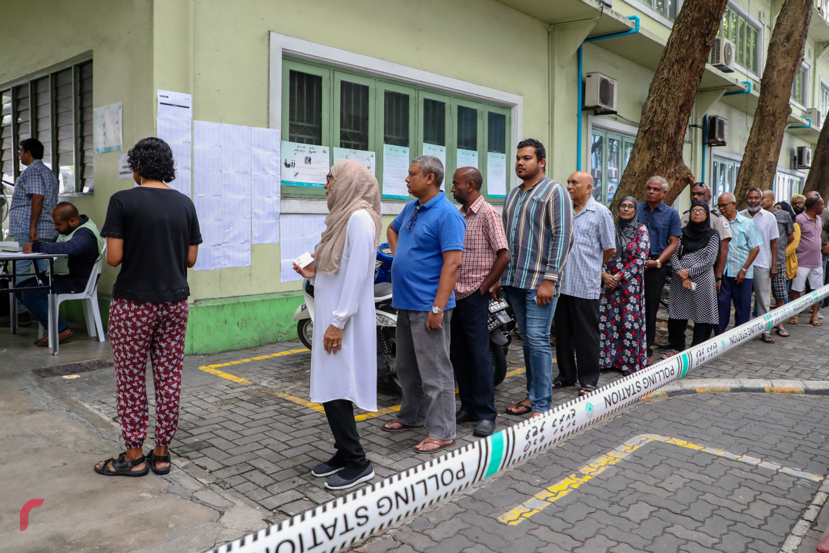 ސެޕްޓެމްބަރު 23، 2018 :ރިޔާސީ އިންތިހާބުގައި ވޯޓުލުމަށް ހުރަވީ ބިލްޑިންގް ސަރަހައްދު ވޯޓިންގް ސްޓޭޝަން ކިޔޫގައި މަޑުކޮށްލައިގެން، 2018 ވަނަ އަހަރުގެ ރިޔާސީ އިންތިހާބަށަް 472 ވޯޓުފޮށި ބަހައްޓާފައިވާއިރު 262135 މީހުންނަށް ވޯޓުލުމުގެ ހައްގު ލިބިފައިވޭ -- -ފޮޓޯ: މުހައްމަދު ޝަރުހާން / ރާއްޖެ އެމްވީ