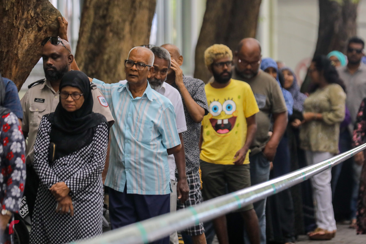 ސެޕްޓެމްބަރު 23، 2018 :ރިޔާސީ އިންތިހާބުގައި ވޯޓުލުމަށް ހުރަވީ ބިލްޑިންގް ސަރަހައްދު ވޯޓިންގް ސްޓޭޝަން ކިޔޫގައި މަޑުކޮށްލައިގެން، 2018 ވަނަ އަހަރުގެ ރިޔާސީ އިންތިހާބަށަް 472 ވޯޓުފޮށި ބަހައްޓާފައިވާއިރު 262135 މީހުންނަށް ވޯޓުލުމުގެ ހައްގު ލިބިފައިވޭ -- -ފޮޓޯ: މުހައްމަދު ޝަރުހާން / ރާއްޖެ އެމްވީ