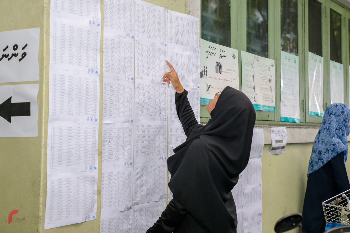 ސެޕްޓެމްބަރު 23، 2018 :ރިޔާސީ އިންތިހާބުގައި ވޯޓުލުމަށް ހުރަވީ ސްކޫލް ސަރަހައްދު ކިޔޫގައި ހުރި މީހަކު ވޯޓާޒްލިސްޓް ޗެކް ކުރަނީ، 2018 ވަނަ އަހަރުގެ ރިޔާސީ އިންތިހާބަށަް 472 ވޯޓުފޮށި ބަހައްޓާފައިވާއިރު 262135 މީހުންނަށް ވޯޓުލުމުގެ ހައްގު ލިބިފައިވޭ -- -ފޮޓޯ: މުހައްމަދު ޝަރުހާން / ރާއްޖެ އެމްވީ