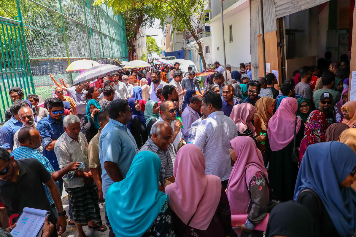 ސެޕްޓެމްބަރު 23، 2018 :ރިޔާސީ އިންތިހާބުގައި ވޯޓުލުމަށް އަހްމަދިއްޔާ ސްކޫލް ސަރަހައްދުގައި މީހުން ޖަމާވެފައި، 2018 ވަނަ އަހަރުގެ ރިޔާސީ އިންތިހާބަށަް 472 ވޯޓުފޮށި ބަހައްޓާފައިވާއިރު 262135 މީހުންނަށް ވޯޓުލުމުގެ ހައްގު ލިބިފައިވޭ -- -ފޮޓޯ: މުހައްމަދު ޝަރުހާން / ރާއްޖެ އެމްވީ