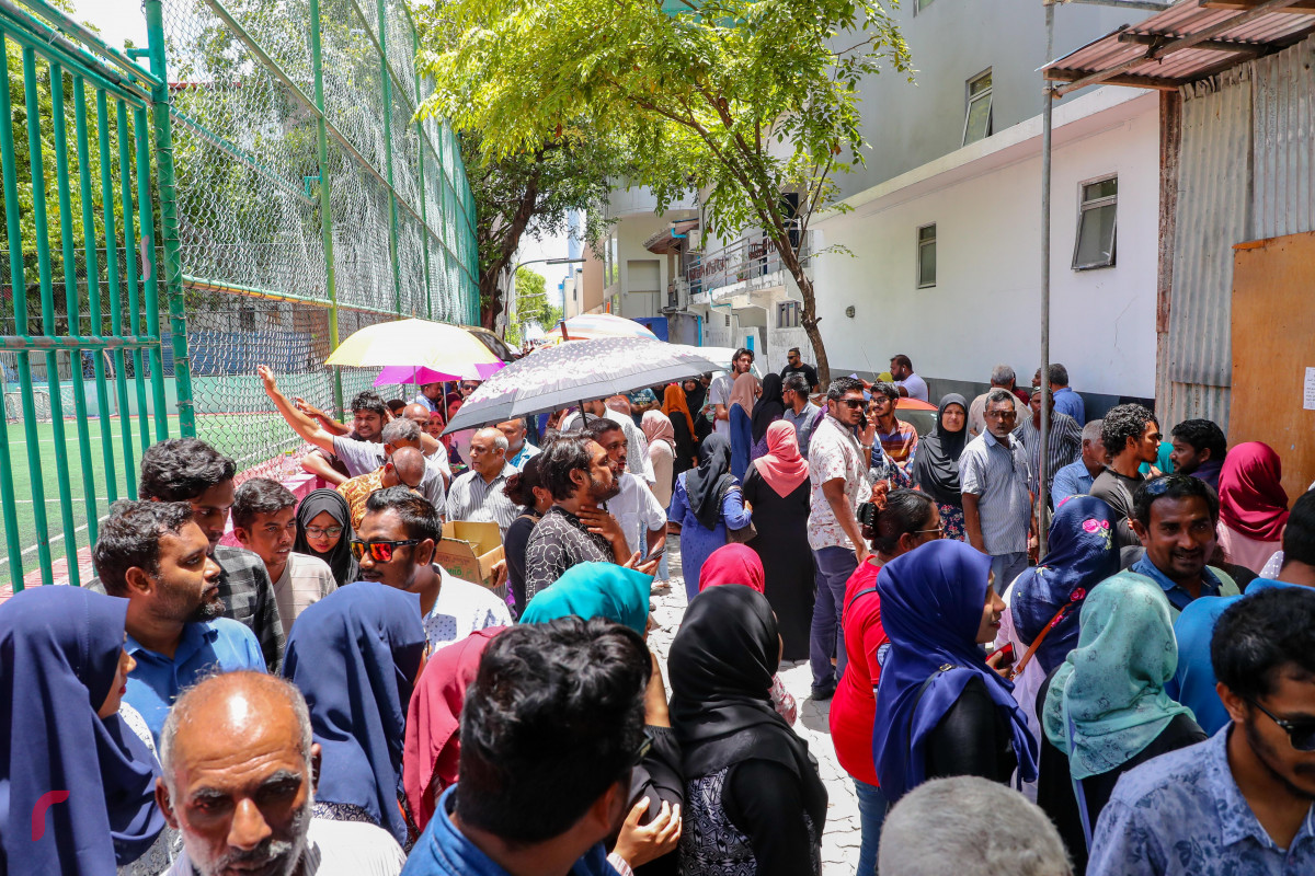 ސެޕްޓެމްބަރު 23، 2018 :ރިޔާސީ އިންތިހާބުގައި ވޯޓުލުމަށް އަހްމަދިއްޔާ ސްކޫލް ސަރަހައްދުގައި މީހުން ޖަމާވެފައި، 2018 ވަނަ އަހަރުގެ ރިޔާސީ އިންތިހާބަށަް 472 ވޯޓުފޮށި ބަހައްޓާފައިވާއިރު 262135 މީހުންނަށް ވޯޓުލުމުގެ ހައްގު ލިބިފައިވޭ -- -ފޮޓޯ: މުހައްމަދު ޝަރުހާން / ރާއްޖެ އެމްވީ