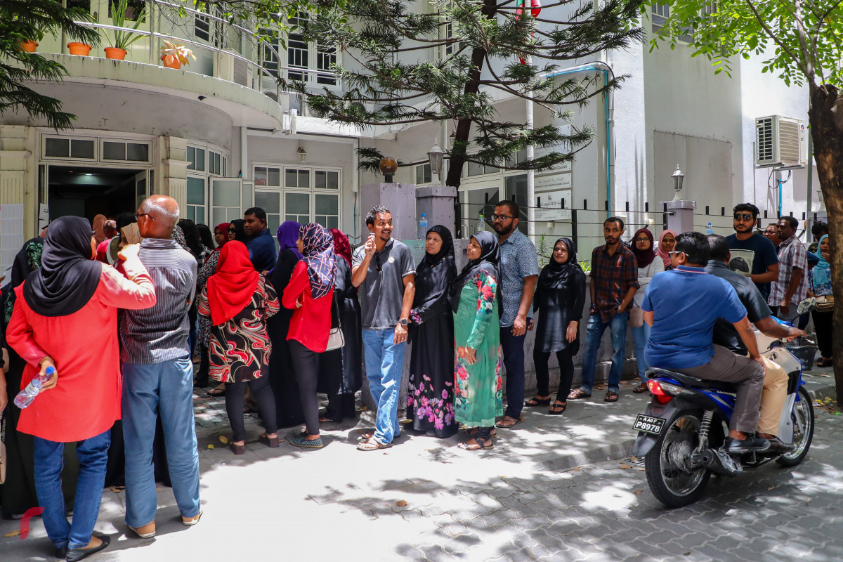 ސެޕްޓެމްބަރު 23، 2018 :ރިޔާސީ އިންތިހާބުގައި ވޯޓުލުމަށް މާލެ ސިޓީ ކައުންސިލް ސަރަހައްދުގައި ކިޔޫހަދާފައި، 2018 ވަނަ އަހަރުގެ ރިޔާސީ އިންތިހާބަށަް 472 ވޯޓުފޮށި ބަހައްޓާފައިވާއިރު 262135 މީހުންނަށް ވޯޓުލުމުގެ ހައްގު ލިބިފައިވޭ -- -ފޮޓޯ: މުހައްމަދު ޝަރުހާން / ރާއްޖެ އެމްވީ