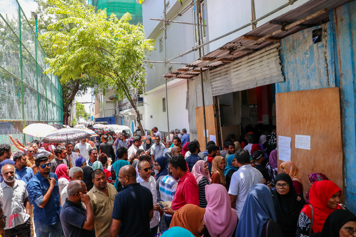 ސެޕްޓެމްބަރު 23، 2018 :ރިޔާސީ އިންތިހާބުގައި ވޯޓުލުމަށް އަހްމަދިއްޔާ ސްކޫލް ސަރަހައްދުގައި މީހުން ޖަމާވެފައި، 2018 ވަނަ އަހަރުގެ ރިޔާސީ އިންތިހާބަށަް 472 ވޯޓުފޮށި ބަހައްޓާފައިވާއިރު 262135 މީހުންނަށް ވޯޓުލުމުގެ ހައްގު ލިބިފައިވޭ -- -ފޮޓޯ: މުހައްމަދު ޝަރުހާން / ރާއްޖެ އެމްވީ