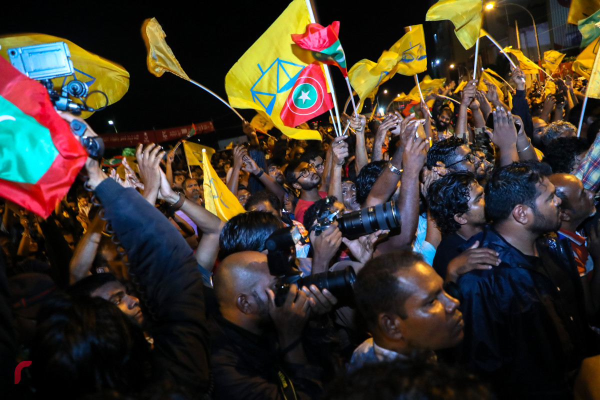 އާދީއްތަ ދުވަހު ރާއްޖޭގައި ބޭއްވި ރިޔާސީ އިންތިޚާބުގައި ގުޅިފައިވާ ކޯލިޝަންގެ ރިޔާސީ ކެންޑިޑޭޓް އިބްރާހިމް މުޙައްމަދު ސޯލިހު (އިބޫ) ކާމިޔާބު ހޯއްދެވުމާއި ގުޅިގެން އެ ކާމިޔާބީ ފާހަގަކުރުމަށް ބީޗް ސަރަހައްދުގައި ކުރިއަށްގެންދިޔަ ހަރަކާތުގައި އެތައް ސަތޭކަ ބަޔަކު ވަނީ ބައިވެރިވެ ވަޑައިގެންފައި -- ފޮޓޯ : މުހައްމަދު ޝަރުހާން / ރާއްޖެ އެމްވީ