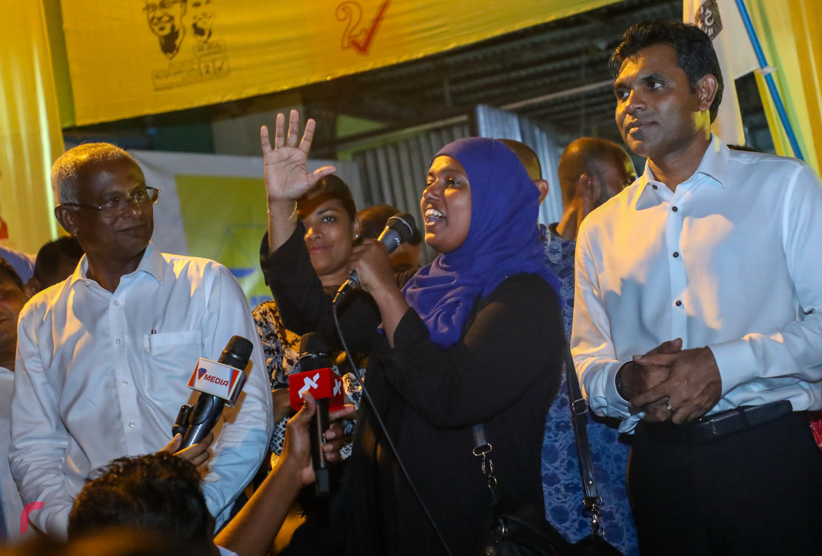 އާދީއްތަ ދުވަހު ރާއްޖޭގައި ބޭއްވި ރިޔާސީ އިންތިޚާބުގައި ގުޅިފައިވާ ކޯލިޝަންގެ ރިޔާސީ ކެންޑިޑޭޓް އިބްރާހިމް މުޙައްމަދު ސޯލިހު (އިބޫ) ކާމިޔާބު ހޯއްދެވުމާއި ގުޅިގެން އެ ކާމިޔާބީ ފާހަގަކުރުމަށް ބީޗް ސަރަހައްދުގައި ކުރިއަށްގެންދިޔަ ހަރަކާތުގެ ތެރެއިން -- ފޮޓޯ : މުހައްމަދު ޝަރުހާން / ރާއްޖެ އެމްވީ