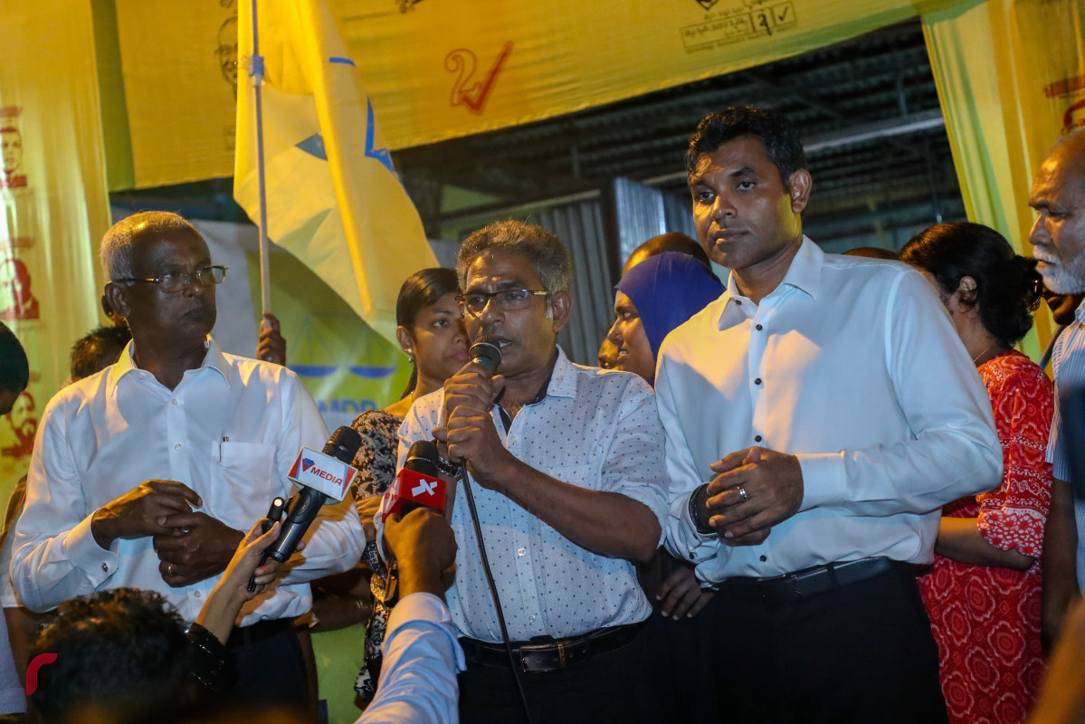 އާދީއްތަ ދުވަހު ރާއްޖޭގައި ބޭއްވި ރިޔާސީ އިންތިޚާބުގައި ގުޅިފައިވާ ކޯލިޝަންގެ ރިޔާސީ ކެންޑިޑޭޓް އިބްރާހިމް މުޙައްމަދު ސޯލިހު (އިބޫ) ކާމިޔާބު ހޯއްދެވުމާ ގުޅިގެން އެ ކާމިޔާބީ ފާހަގަކުރުމަށް ބީޗް ސަރަހައްދުގައި ކުރިއަށްގެންދިޔަ ހަރަކާތުގައި ވަކީލް މުހައްމަދު ވަހީދު ވާހަކަފުޅު ދައްކަވަނީ -- ފޮޓޯ : މުހައްމަދު ޝަރުހާން / ރާއްޖެ އެމްވީ