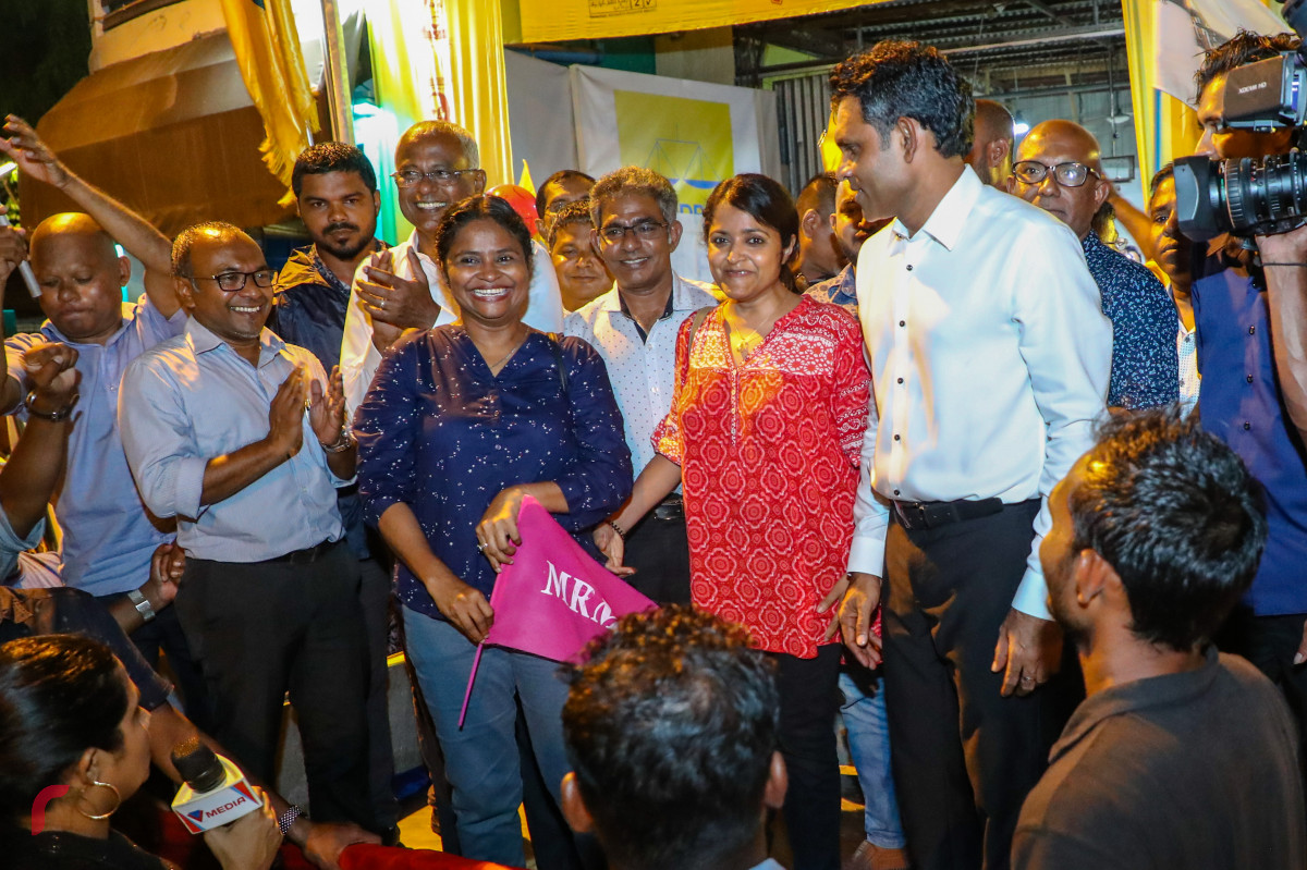 ސެޕްޓެމްބަރު 24، 2018:އާދީއްތަ ދުވަހު ރާއްޖޭގައި ބޭއްވި ރިޔާސީ އިންތިޚާބުގައި ގުޅިފައިވާ ކޯލިޝަންގެ ރިޔާސީ ކެންޑިޑޭޓް އިބްރާހިމް މުޙައްމަދު ސޯލިހު (އިބޫ) ކާމިޔާބު ހޯއްދެވުމާ ގުޅިގެން އެ ކާމިޔާބީ ފާހަގަކުރުމަށް ބީޗް ސަރަހައްދުގައި ބޭއްވި ހަރަކާތުގައި ޔުމްނާ މައުމޫން ބައިވެރިވެ ވަޑައިގަންނަވަނީ -- ފޮޓޯ : މުހައްމަދު ޝަރުހާން / ރާއްޖެ އެމްވީ