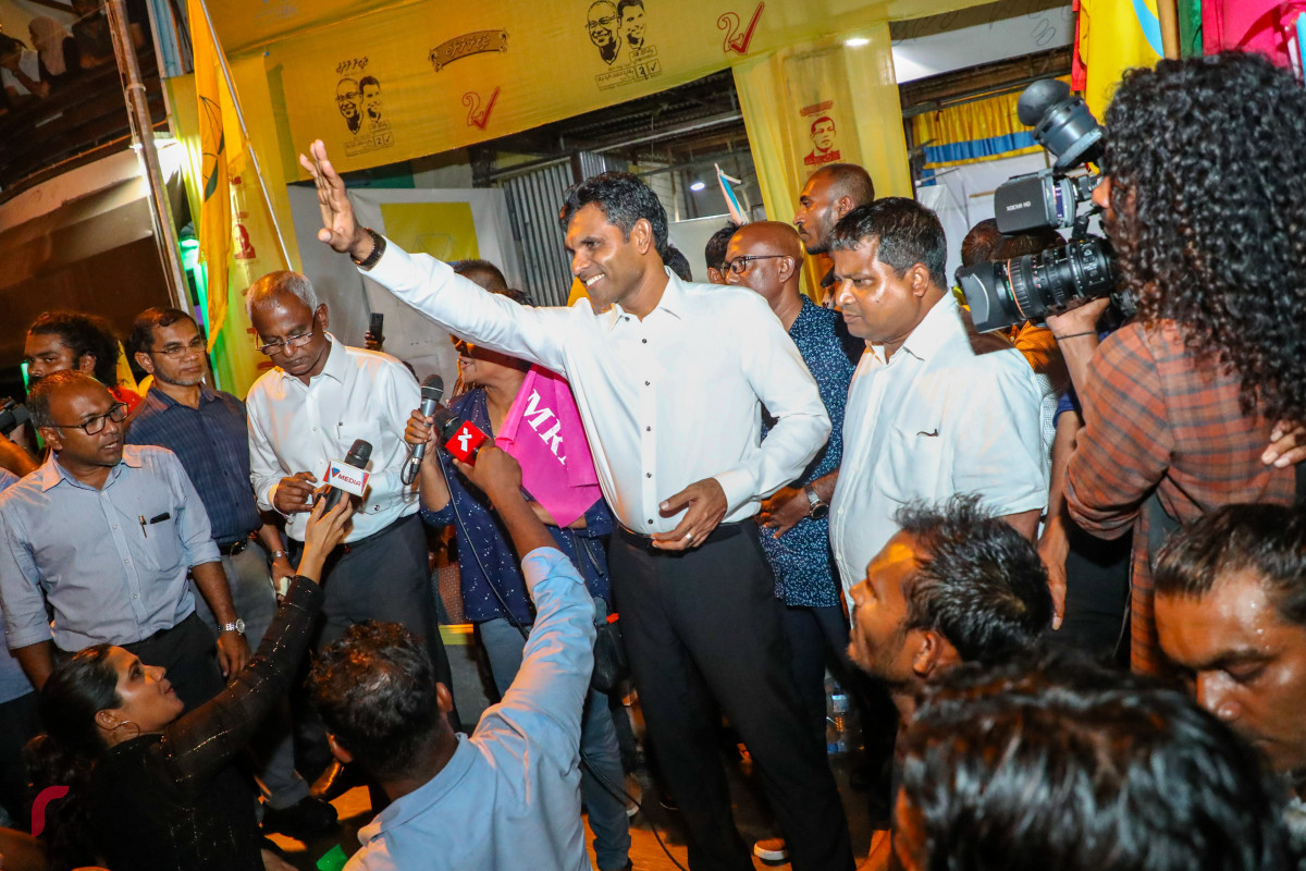 އާދީއްތަ ދުވަހު ރާއްޖޭގައި ބޭއްވި ރިޔާސީ އިންތިޚާބުގައި ގުޅިފައިވާ ކޯލިޝަންގެ ރިޔާސީ ކެންޑިޑޭޓް އިބްރާހިމް މުޙައްމަދު ސޯލިހު (އިބޫ) ކާމިޔާބު ހޯއްދެވުމާއި ގުޅިގެން އެ ކާމިޔާބީ ފާހަގަކުރުމަށް ބީޗް ސަރަހައްދުގައި ކުރިއަށްގެންދިޔަ ހަރަކާތުގެ ތެރެއިން -- ފޮޓޯ : މުހައްމަދު ޝަރުހާން / ރާއްޖެ އެމްވީ