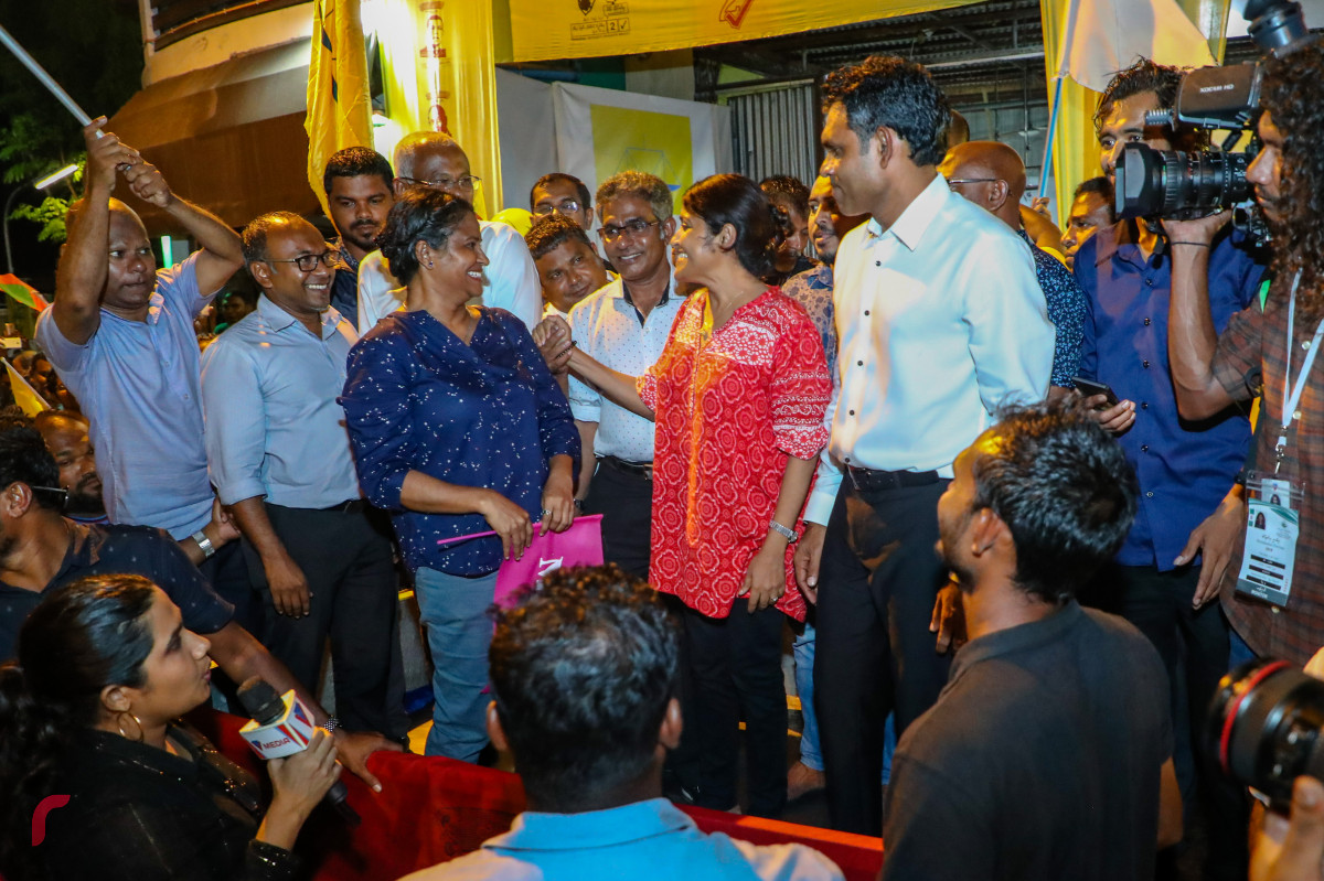 އާދީއްތަ ދުވަހު ރާއްޖޭގައި ބޭއްވި ރިޔާސީ އިންތިޚާބުގައި ގުޅިފައިވާ ކޯލިޝަންގެ ރިޔާސީ ކެންޑިޑޭޓް އިބްރާހިމް މުޙައްމަދު ސޯލިހު (އިބޫ) ކާމިޔާބު ހޯއްދެވުމާއި ގުޅިގެން އެ ކާމިޔާބީ ފާހަގަކުރުމަށް ބީޗް ސަރަހައްދުގައި ކުރިއަށްގެންދިޔަ ހަރަކާތުގެ ތެރެއިން -- ފޮޓޯ : މުހައްމަދު ޝަރުހާން / ރާއްޖެ އެމްވީ