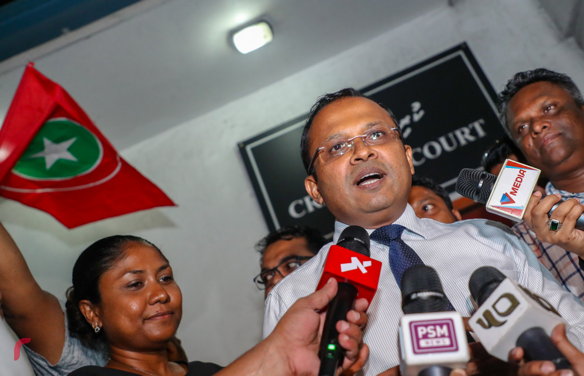 ސެޕްޓެމްބަރު 24، 2018 :ޝަރީއަތް ނިމެންދެން ބަންދުކޮށްފައި ތިބި ރައްޔިތުންގެ މަޖިލީހުގެ އިދިކޮޅު ތިން މެމްބަރަކާއި ކުރީގެ ޕޮލިސް ކޮމިޝަނަރު އަހުމަދު އަރީފްގެ އިތުރުން ރައީސް މައުމޫންގެ ދަނބިދަރި މުހައްމަދު ނަދީމް ދޫކޮށްލުމަށް ކްރިމިނަލް ކޯޓްގައި ކުރިއަށްގެންދިޔަ ޝަރީއަތުގެ މަޖިލީހުގެ އަޑުއެހުމަށް ފަހު ކިނބިދޫ ދާއިރާގެ މެމްބަރު އަބްދުﷲ ރިޔާޒް ނޫސްވެރިންނާ ވާހަކަފުޅު ދައްކަވަނީ -- ފޮޓޯ: މުހައްމަދު ޝަރުހާން