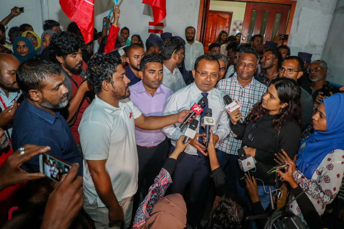 ސެޕްޓެމްބަރު 24، 2018 :ޝަރީއަތް ނިމެންދެން ބަންދުކޮށްފައި ތިބި ރައްޔިތުންގެ މަޖިލީހުގެ އިދިކޮޅު ތިން މެމްބަރަކާއި ކުރީގެ ޕޮލިސް ކޮމިޝަނަރު އަހުމަދު އަރީފްގެ އިތުރުން ރައީސް މައުމޫންގެ ދަނބިދަރި މުހައްމަދު ނަދީމް ދޫކޮށްލުމަށް ކްރިމިނަލް ކޯޓްގައި ކުރިއަށްގެންދިޔަ ޝަރީއަތުގެ މަޖިލީހުގައި ކިނބިދޫ ދާއިރާގެ މެމްބަރު އަބްދުﷲ ރިޔާޒް މިނިވަންކުރުމާއެކު ކޯޓުން ނިކުމެ ވަޑައިގެން ސަޕޯޓަރުންނަށް އިޝާރާތް ކުރައްވަނީ -- ފޮޓޯ: މުހައްމަދު ޝަރުހާން