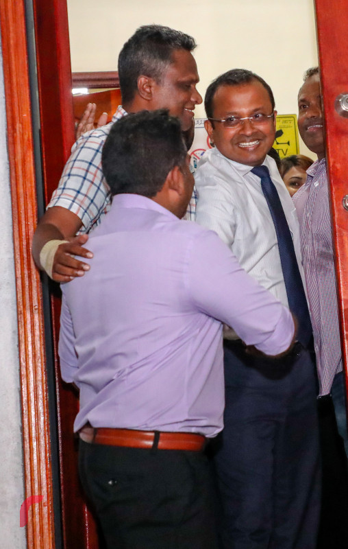 ސެޕްޓެމްބަރު 24، 2018 :ޝަރީއަތް ނިމެންދެން ބަންދުކޮށްފައި ތިބި ރައްޔިތުންގެ މަޖިލީހުގެ އިދިކޮޅު ތިން މެމްބަރަކާއި ކުރީގެ ޕޮލިސް ކޮމިޝަނަރު އަހުމަދު އަރީފްގެ އިތުރުން  ރައީސް މައުމޫންގެ ދަނބިދަރި މުހައްމަދު ނަދީމް ދޫކޮށްލުމަށް ކްރިމިނަލް ކޯޓްގައި ކުރިއަށްގެންދިޔަ ޝަރީއަތުގެ މަޖިލީހުގައި ކިނބިދޫ ދާއިރާގެ މެމްބަރު އަބްދުﷲ ރިޔާޒް މިނިވަންކުރުމާ އެކު ކޯޓުން ނިކުމެ ވަޑައިގެން ސަޕޯޓަރުންނަށް އިޝާރާތް ކުރައްވަނީ -- ފޮޓޯ: މުހައްމަދު ޝަރުހާން