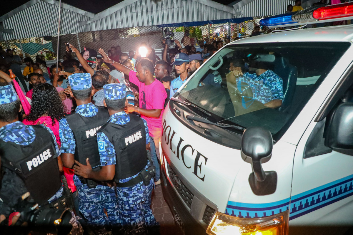 ސެޕްޓެމްބަރު 24، 2018 :ޝަރީއަތް ނިމެންދެން ބަންދުކޮށްފައި ތިބި ރައްޔިތުންގެ މަޖިލީހުގެ އިދިކޮޅު ތިން މެމްބަރަކާއި ކުރީގެ ޕޮލިސް ކޮމިޝަނަރު އަހުމަދު އަރީފްގެ އިތުރުން  ރައީސް މައުމޫންގެ ދަނބިދަރި މުހައްމަދު ނަދީމް ދޫކޮށްލުމަށް ކްރިމިނަލް ކޯޓްގައި ކުރިއަށްގެންދިޔަ ޝަރީއަތުގެ މަޖިލިސް ކުރިއަށްދިޔަ ވަގުތު ފުލުހުން ކްރިމިނަލް ކޯޓުގެ އަަމަން ބަލަހައްޓަނީ -- ފޮޓޯ: މުހައްމަދު ޝަރުހާން