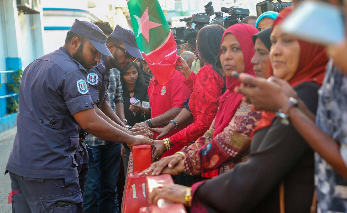 ސެޕްޓެމްބަރު 24، 2018 :ޝަރީއަތް ނިމެންދެން ބަންދުކޮށްފައި ތިބި ރައްޔިތުންގެ މަޖިލީހުގެ އިދިކޮޅު ތިން މެމްބަރަކާއި ކުރީގެ ޕޮލިސް ކޮމިޝަނަރު އަހުމަދު އަރީފްގެ އިތުރުން  ރައީސް މައުމޫންގެ ދަނބިދަރި މުހައްމަދު ނަދީމް ދޫކޮށްލުމަށް ކްރިމިނަލް ކޯޓްގައި ކުރިއަށްގެންދިޔަ ޝަރީއަތުގެ މަޖިލިސް ކުރިއަށްދިޔަ ވަގުތު ފުލުހުން ކްރިމިނަލް ކޯޓުގެ އަަމަން ބަލަހައްޓަނީ -- ފޮޓޯ: މުހައްމަދު ޝަރުހާން