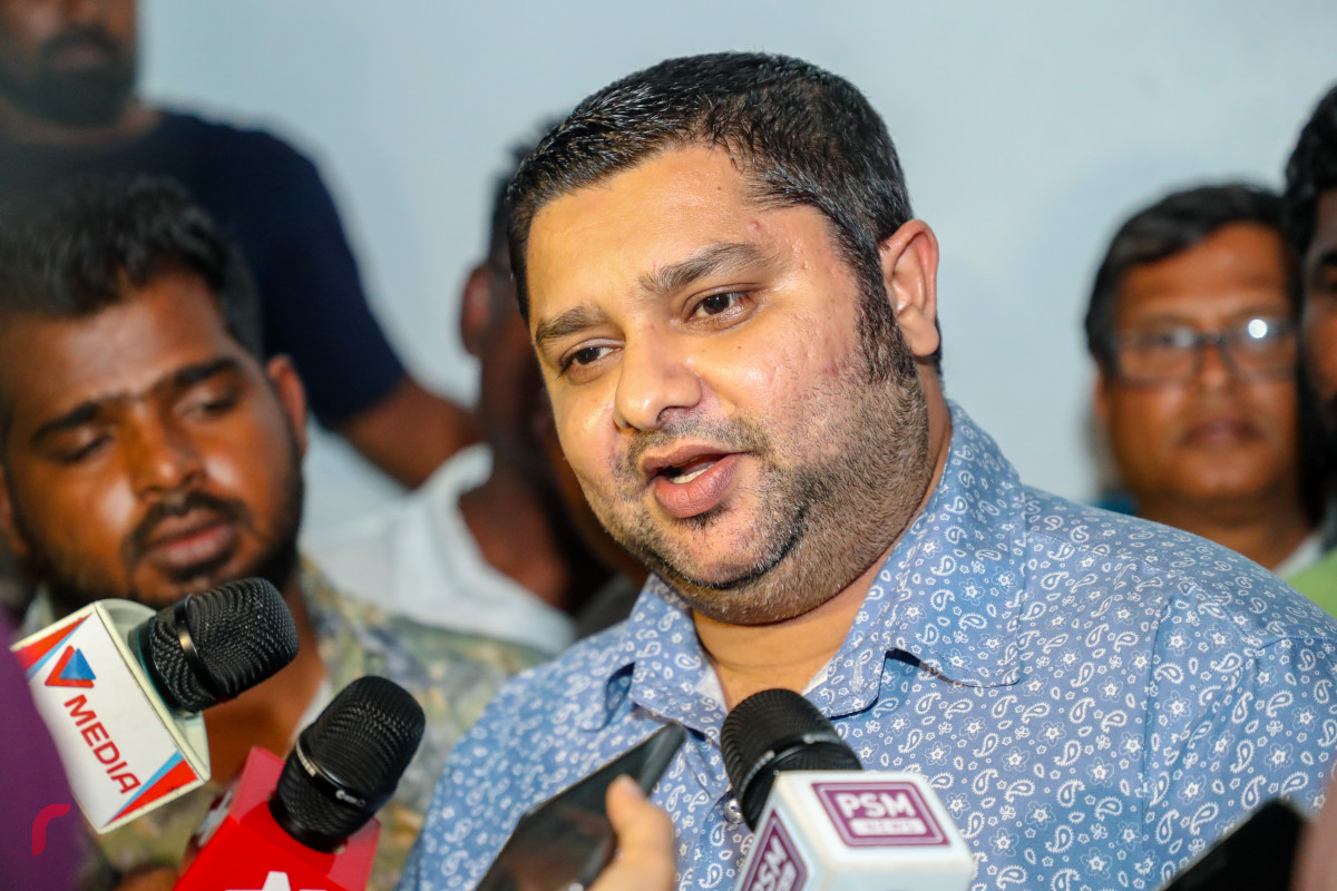 ސެޕްޓެމްބަރު 24، 2018 :ޝަރީއަތް ނިމެންދެން ބަންދުކޮށްފައި ތިބި ރައްޔިތުންގެ މަޖިލީހުގެ އިދިކޮޅު ތިން މެމްބަރަކާއި ކުރީގެ ޕޮލިސް ކޮމިޝަނަރު އަހުމަދު އަރީފްގެ އިތުރުން  ރައީސް މައުމޫންގެ ދަނބިދަރި މުހައްމަދު ނަދީމް ދޫކޮށްލުމަށް ކްރިމިނަލް ކޯޓްގައި ކުރިއަށްގެންދިޔަ ޝަރީއަތުގެ މަޖިލީހުގެ އަޑުއެހުމަށްފަހު މައްޗަންގޯޅި ދެކުނު ދާއިރާގެ މެމްބަރު އަބްދުﷲ ސިނާން ނޫސްވެރިންނާ ވާހަކަފުޅު ދައްކަވަނީ -- ފޮޓޯ: މުހައްމަދު ޝަރުހާން