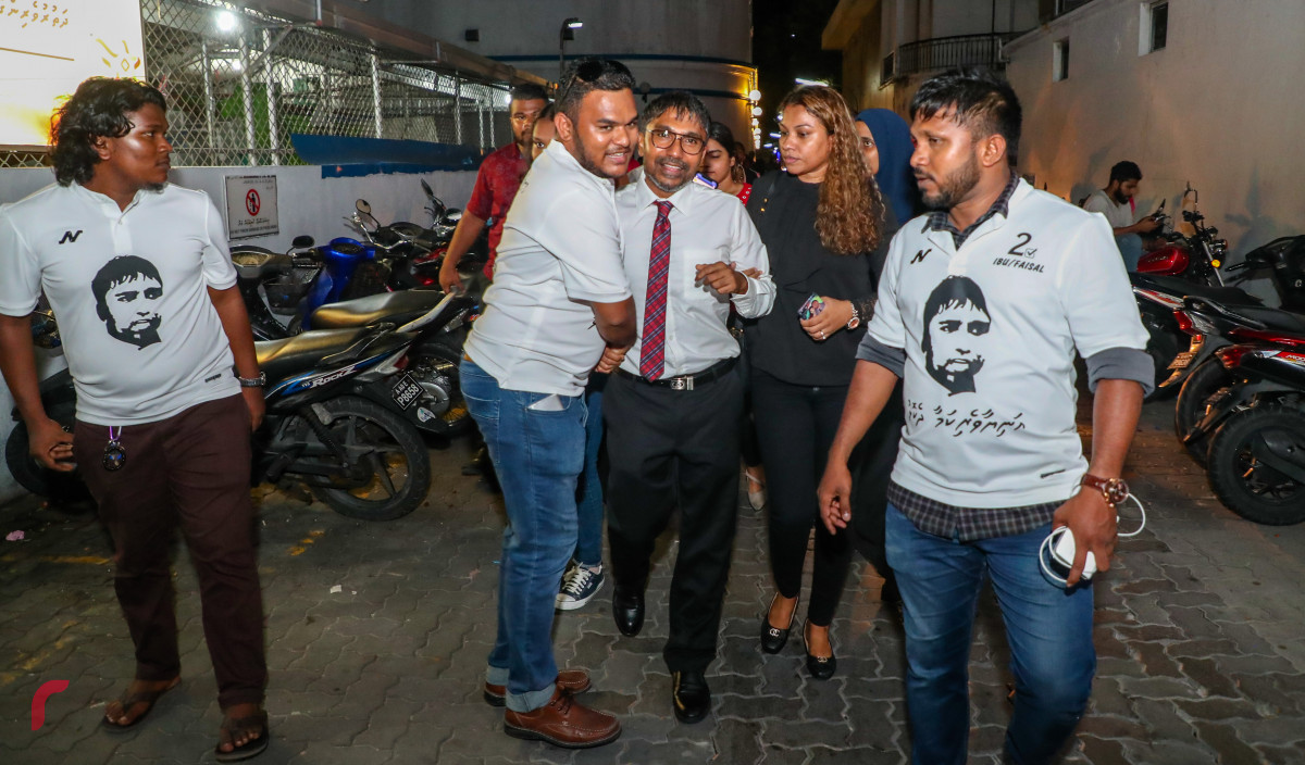 ސެޕްޓެމްބަރު 24، 2018 :ޝަރީއަތް ނިމެންދެން ބަންދުކޮށްފައި ތިބި ރައްޔިތުންގެ މަޖިލީހުގެ އިދިކޮޅު ތިން މެމްބަރަކާއި ކުރީގެ ޕޮލިސް ކޮމިޝަނަރު އަހުމަދު އަރީފްގެ އިތުރުން  ރައީސް މައުމޫންގެ ދަނބިދަރި މުހައްމަދު ނަދީމް ދޫކޮށްލުމަށް ކްރިމިނަލް ކޯޓްގައި ކުރިއަށްގެންދިޔަ ޝަރީއަތުގެ މަޖިލީހުގެ އަޑުއެހުމަށްފަހު ދަނގެތި ދާއިރާގެ މެމްބަރު އިލްހާމް އަހްމަދު މިނިވަންކުރުމާ އެކު ކޯޓުން ނިކުމެ ވަޑައިގެން ސަޕޯޓަރުންނާއެކު -- ފޮޓޯ: މުހައްމަދު ޝަރުހާން