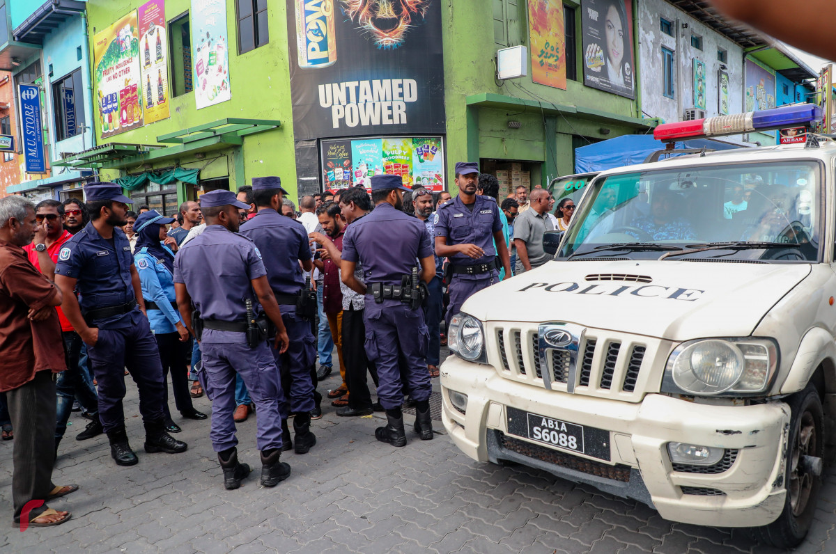 ސެޕްޓެމްބަރު 24، 2018 :ޝަރީއަތް ނިމެންދެން ބަންދުކޮށްފައި ތިބި ރައްޔިތުންގެ މަޖިލީހުގެ އިދިކޮޅު ތިން މެމްބަރަކާއި ކުރީގެ ޕޮލިސް ކޮމިޝަނަރު އަހުމަދު އަރީފްގެ އިތުރުން  ރައީސް މައުމޫންގެ ދަނބިދަރި މުހައްމަދު ނަދީމް ދޫކޮށްލުމަށް ކްރިމިނަލް ކޯޓްގައި ކުރިއަށްގެންދިޔަ ޝަރީއަތުގެ މަޖިލިސް ކުރިއަށްދިޔަ ވަގުތު ފުލުހުން ކްރިމިނަލް ކޯޓުގެ އަަމަން ބަލަހައްޓަނީ -- ފޮޓޯ: މުހައްމަދު ޝަރުހާން