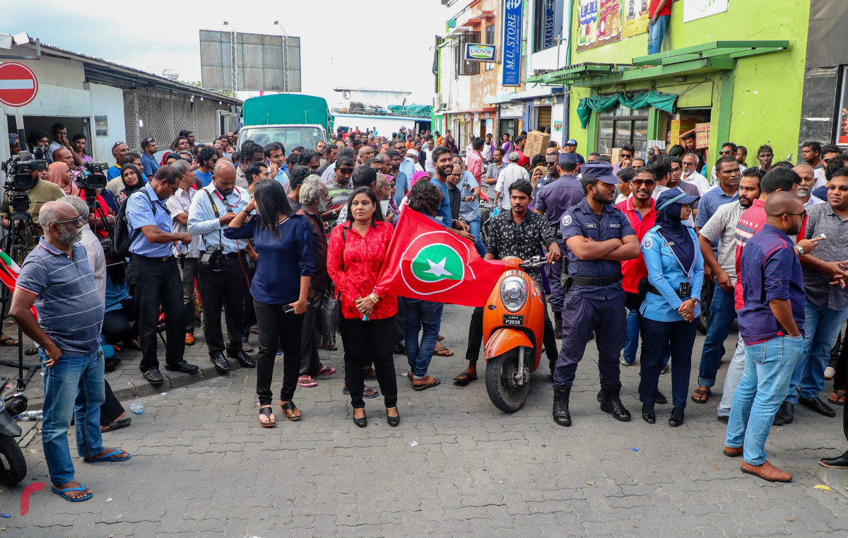 ސެޕްޓެމްބަރު 24، 2018 :ޝަރީއަތް ނިމެންދެން ބަންދުކޮށްފައި ތިބި ރައްޔިތުންގެ މަޖިލީހުގެ އިދިކޮޅު ތިން މެމްބަރަކާއި ކުރީގެ ޕޮލިސް ކޮމިޝަނަރު އަހުމަދު އަރީފްގެ އިތުރުން  ރައީސް މައުމޫންގެ ދަނބިދަރި މުހައްމަދު ނަދީމް ދޫކޮށްލުމަށް ކްރިމިނަލް ކޯޓްގައި ކުރިއަށްގެންދިޔަ ޝަރީއަތުގެ މަޖިލިސް ކުރިއަށްދިޔަ ވަގުތު އެ ސަރަހައްދަށް މީހުން އެއްވެފައި-- ފޮޓޯ: މުހައްމަދު ޝަރުހާން