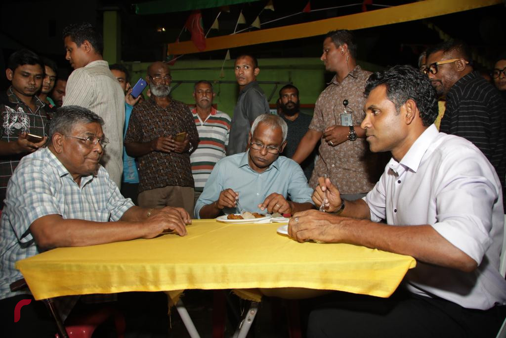 ސެޕްޓެމްބަރު 27، 2018: 2018 ވަނަ އަހަރުގެ ރިޔާސީ އިންތިހާބު ކާމިޔާބު ކުރުމާއި ގުޅިގެން މާލެ ގަލޮޅު ކަންމަތީގައި ބޭއްވި ބޮޑިބަތް ކެއުމުގެ ހަރަކާތުގައި އިންތިހާބީ ރައީސް އިބްރާހިމް މުހައްމަދު ސޯލިހުގެ އިތުރުން އިންތިހާބީ ނާއިބު ރައީސް ފައިސަލް ނަސީމް ބައިވެރިވެ ވަޑައިގަންނަވަނީ