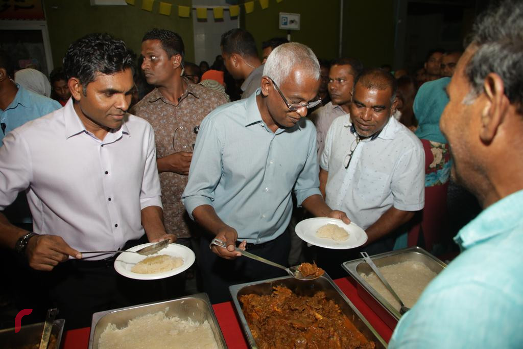 ސެޕްޓެމްބަރު 27، 2018: 2018 ވަނަ އަހަރުގެ ރިޔާސީ އިންތިހާބު ކާމިޔާބު ކުރުމާއި ގުޅިގެން މާލެ ގަލޮޅު ކަންމަތީގައި ބޭއްވި ބޮޑިބަތް ކެއުމުގެ ހަރަކާތުގައި އިންތިހާބީ ރައީސް އިބްރާހިމް މުހައްމަދު ސޯލިހުގެ އިތުރުން އިންތިހާބީ ނާއިބު ރައީސް ފައިސަލް ނަސީމް ބައިވެރިވެ ވަޑައިގަންނަވަނީ