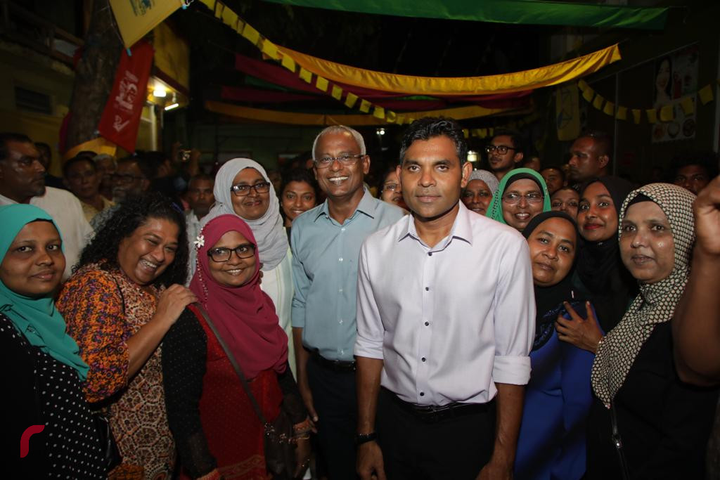 2018 ވަނަ އަހަރުގެ ރިޔާސީ އިންތިހާބު ކާމިޔާބު ކުރުމާއި ގުޅިގެން މާލެ ގަލޮޅު ކަންމަތީގައި ބޭއްވި ބޮޑިބަތް ކެއުމުގެ ހަރަކާތުގެ ތެރެއިން އިންތިހާބީ ރައީސް އިބްރާހިމް މުހައްމަދު ސޯލިހުގެ އިތުރުން އިންތިހާބީ ނާއިބު ރައީސް ފައިސަލް ނަސީމް ބައެއް ސަޕޯޓަރުންނާއެކު ފޮޓޯއަކަށް ހުއްޓިވަޑައިގެން