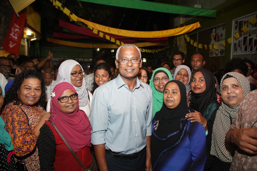 2018 ވަނަ އަހަރުގެ ރިޔާސީ އިންތިހާބު ކާމިޔާބު ކުރުމާއި ގުޅިގެން މާލެ ގަލޮޅު ކަންމަތީގައި ބޭއްވި ބޮޑިބަތް ކެއުމުގެ ހަރަކާތުގެ ތެރެއިން އިންތިހާބީ ރައީސް އިބްރާހިމް މުހައްމަދު ސޯލިހު ސަޕޯޓަރުންނާ އެކު ފޮޓޯއަކަށް ހުއްޓިވަޑައިގެން