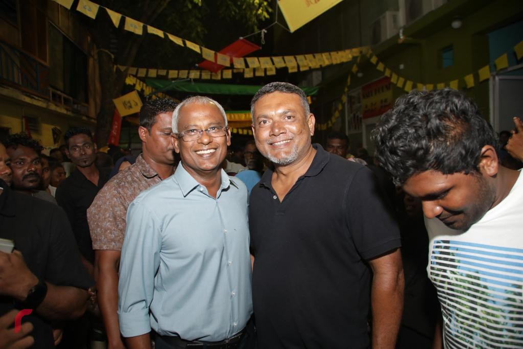 2018 ވަނަ އަހަރުގެ ރިޔާސީ އިންތިހާބު ކާމިޔާބު ކުރުމާއި ގުޅިގެން މާލެ ގަލޮޅު ކަންމަތީގައި ބޭއްވި ބޮޑިބަތް ކެއުމުގެ ހަރަކާތުގެ ތެރެއިން އިންތިހާބީ ރައީސް އިބްރާހިމް މުހައްމަދު ސޯލިހު ސަޕޯޓަރަކާ އެކު ފޮޓޯއަކަށް ހުއްޓިވަޑައިގެން