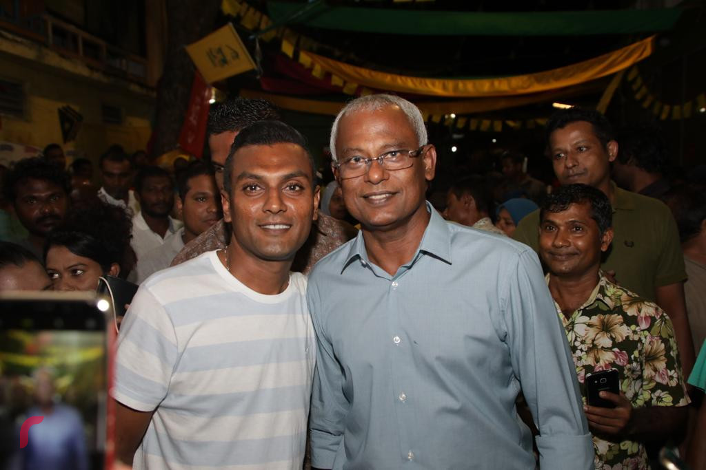 2018 ވަނަ އަހަރުގެ ރިޔާސީ އިންތިހާބު ކާމިޔާބު ކުރުމާއި ގުޅިގެން މާލެ ގަލޮޅު ކަންމަތީގައި ބޭއްވި ބޮޑިބަތް ކެއުމުގެ ހަރަކާތުގެ ތެރެއިން އިންތިހާބީ ރައީސް އިބްރާހިމް މުހައްމަދު ސޯލިހު ސަޕޯޓަރަކާ އެކު ފޮޓޯއަކަށް ހުއްޓިވަޑައިގެން