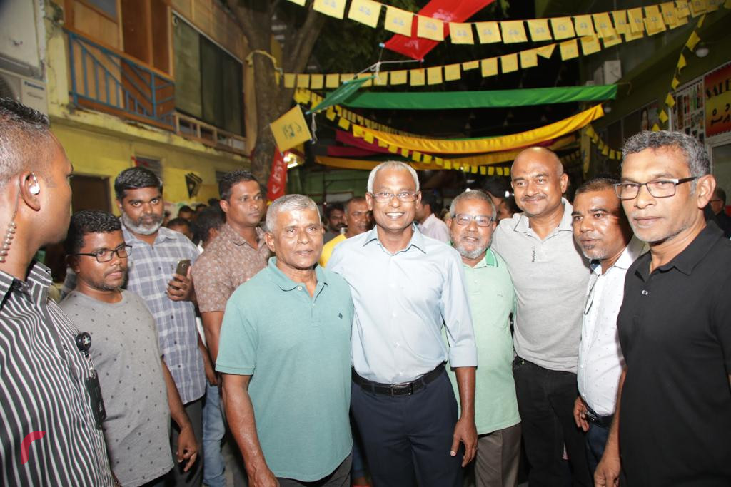 2018 ވަނަ އަހަރުގެ ރިޔާސީ އިންތިހާބު ކާމިޔާބު ކުރުމާއި ގުޅިގެން މާލެ ގަލޮޅު ކަންމަތީގައި ބޭއްވި ބޮޑިބަތް ކެއުމުގެ ހަރަކާތުގެ ތެރެއިން އިންތިހާބީ ރައީސް އިބްރާހިމް މުހައްމަދު ސޯލިހު ސަޕޯޓަރަކާ އެކު ފޮޓޯއަކަށް ހުއްޓިވަޑައިގެން