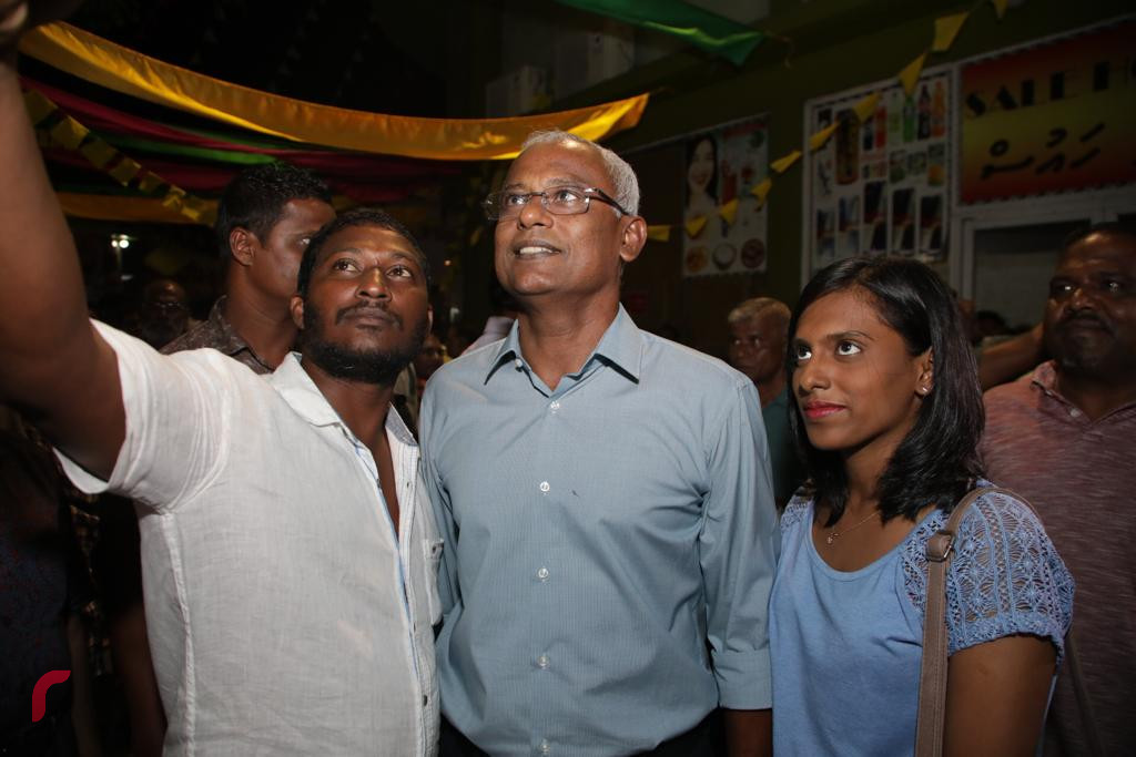 2018 ވަނަ އަހަރުގެ ރިޔާސީ އިންތިހާބު ކާމިޔާބު ކުރުމާއި ގުޅިގެން މާލެ ގަލޮޅު ކަންމަތީގައި ބޭއްވި ބޮޑިބަތް ކެއުމުގެ ހަރަކާތުގެ ތެރެއިން އިންތިހާބީ ރައީސް އިބްރާހިމް މުހައްމަދު ސޯލިހު ސަޕޯޓަރުންނާ އެކު ފޮޓޯއަކަށް ހުއްޓިވަޑައިގެން