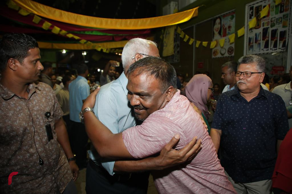 2018 ވަނަ އަހަރުގެ ރިޔާސީ އިންތިހާބު ކާމިޔާބު ކުރުމާއި ގުޅިގެން މާލެ ގަލޮޅު ކަންމަތީގައި ބޭއްވި ބޮޑިބަތް ކެއުމުގެ ހަރަކާތުގެ ތެރެއިން އިންތިހާބީ ރައީސް އިބްރާހިމް މުހައްމަދު ސޯލިހު ސަޕޯޓަރަކާ އެކު ފޮޓޯއަކަށް ހުއްޓިވަޑައިގެން