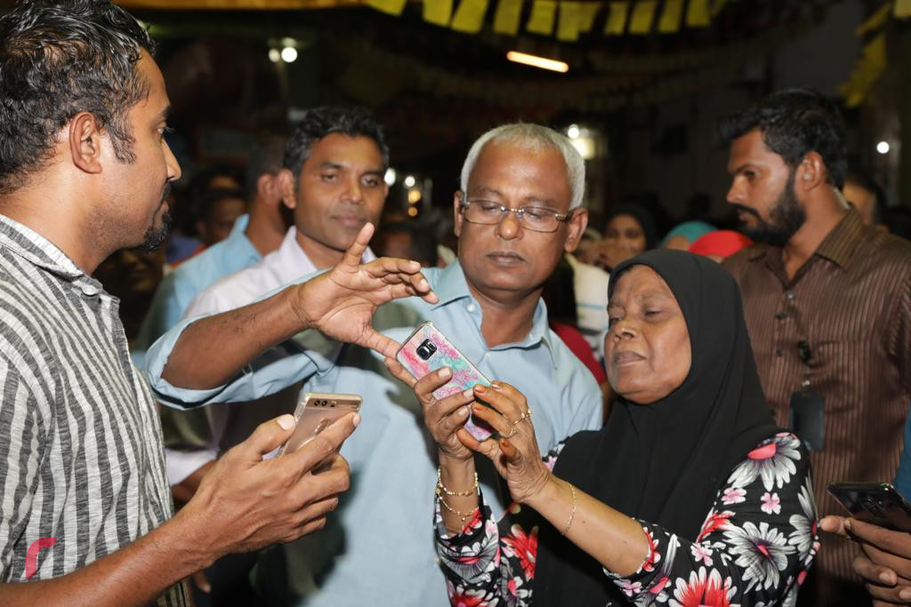 2018 ވަނަ އަހަރުގެ ރިޔާސީ އިންތިހާބު ކާމިޔާބު ކުރުމާއި ގުޅިގެން މާލެ ގަލޮޅު ކަންމަތީގައި ބޭއްވި ބޮޑިބަތް ކެއުމުގެ ހަރަކާތުގެ ތެރެއިން އިންތިހާބީ ރައީސް އިބްރާހިމް މުހައްމަދު ސޯލިހު ސަޕޯޓަރުންނާ އެކު ފޮޓޯއަކަށް ހުއްޓިވަޑައިގެން