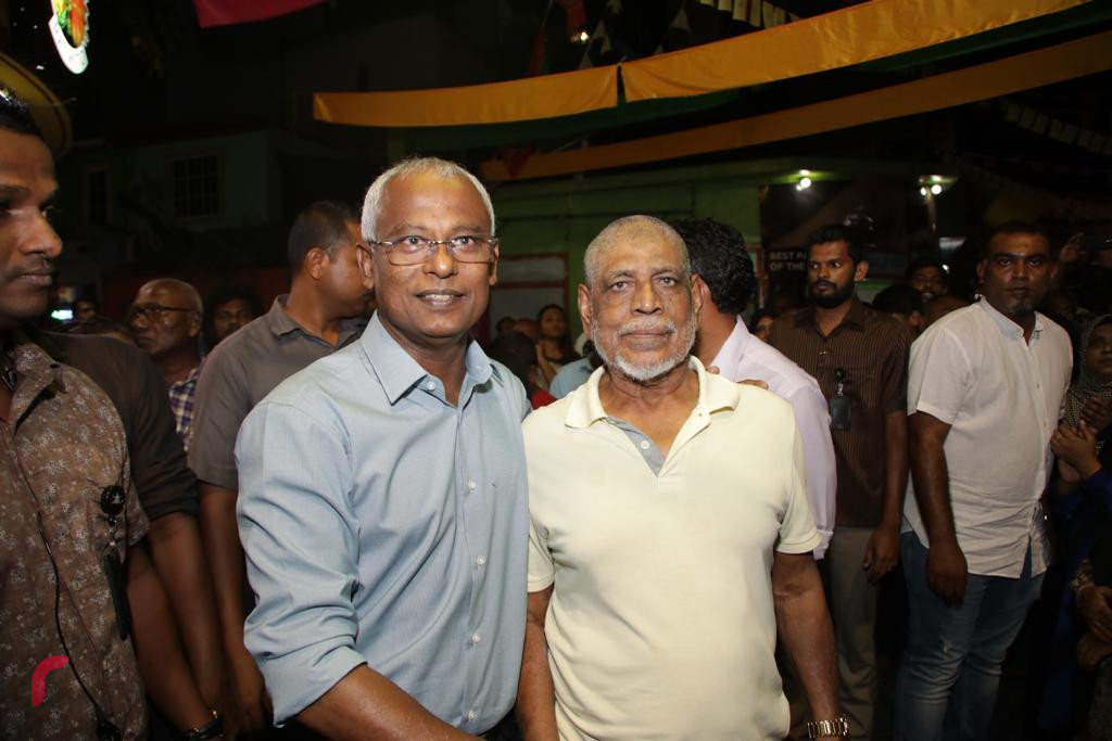 2018 ވަނަ އަހަރުގެ ރިޔާސީ އިންތިހާބު ކާމިޔާބު ކުރުމާއި ގުޅިގެން މާލެ ގަލޮޅު ކަންމަތީގައި ބޭއްވި ބޮޑިބަތް ކެއުމުގެ ހަރަކާތުގެ ތެރެއިން އިންތިހާބީ ރައީސް އިބްރާހިމް މުހައްމަދު ސޯލިހު ސަޕޯޓަރަކާ އެކު ފޮޓޯއަކަށް ހުއްޓިވަޑައިގެން