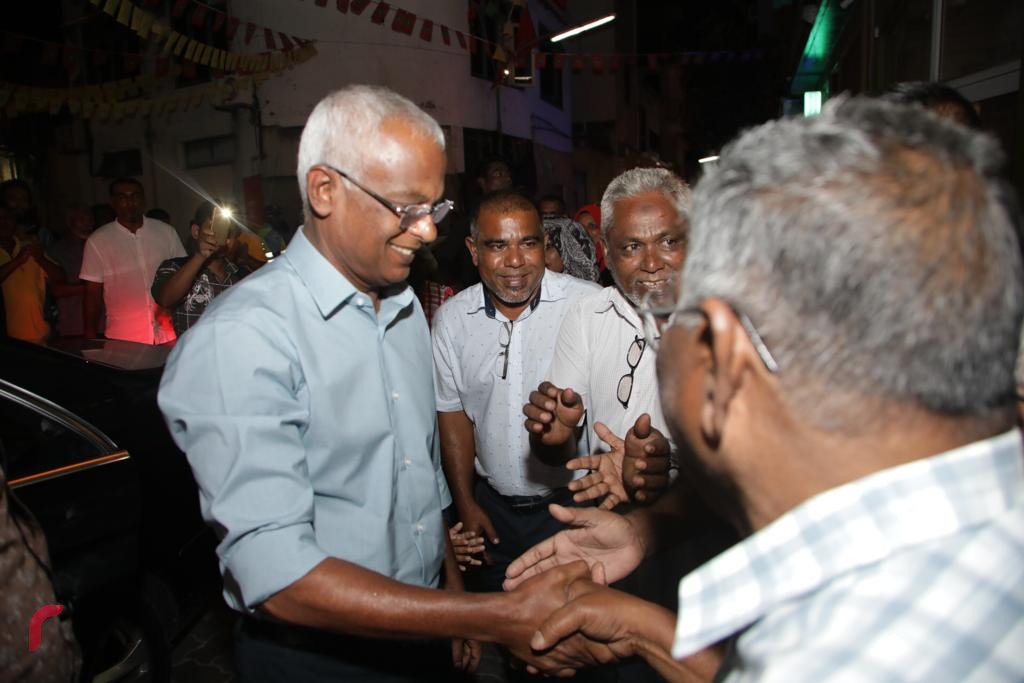 2018 ވަނަ އަހަރުގެ ރިޔާސީ އިންތިހާބު ކާމިޔާބު ކުރުމާއި ގުޅިގެން މާލެ ގަލޮޅު ކަންމަތީގައި ބޭއްވި ބޮޑިބަތް ކެއުމުގެ ހަރަކާތުގެ ތެރެއިން އިންތިހާބީ ރައީސް އިބްރާހިމް މުހައްމަދު ސޯލިހު ސަޕޯޓަރުންނާ އެކު ފޮޓޯއަކަށް ހުއްޓިވަޑައިގެން