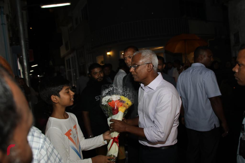 ސެޕްޓެމްބަރު 28، 2018: ރިޔާސީ އިންތިހާބު ކާމިޔާބުކުރުމާއި ގުޅިގެން މާފަންނުގައި ބޭއްވި ހަރަކާތުގައި އިންތިހާބީ ރައީސް އިބްރާހިމް މުހައްމަދު ސޯލިހުގެ ބައިވެރިވެ ވަޑައިގަންނަވަނީ