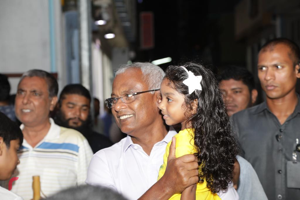 ސެޕްޓެމްބަރު 28، 2018: ރިޔާސީ އިންތިހާބު ކާމިޔާބުކުރުމާއި ގުޅިގެން މާފަންނުގައި ބޭއްވި ހަރަކާތުގައި އިންތިހާބީ ރައީސް އިބްރާހިމް މުހައްމަދު ސޯލިހުގެ ބައިވެރިވެ ވަޑައިގަންނަވަނީ