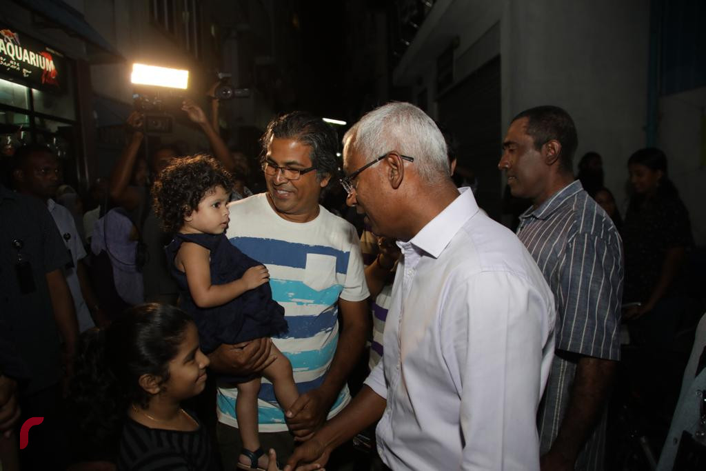 ސެޕްޓެމްބަރު 28، 2018: ރިޔާސީ އިންތިހާބު ކާމިޔާބުކުރުމާއި ގުޅިގެން މާފަންނުގައި ބޭއްވި ހަރަކާތުގައި އިންތިހާބީ ރައީސް އިބްރާހިމް މުހައްމަދު ސޯލިހުގެ ބައިވެރިވެ ވަޑައިގަންނަވަނީ