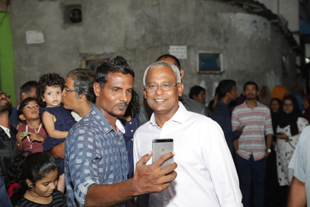 ސެޕްޓެމްބަރު 28، 2018: އިންތިހާބީ ރައީސް އިބްރާހިމް މުހައްމަދު ސޯލިހު، ސަޕޯޓަރަކާއިއެކު ސެލްފީ ނަގަނީ