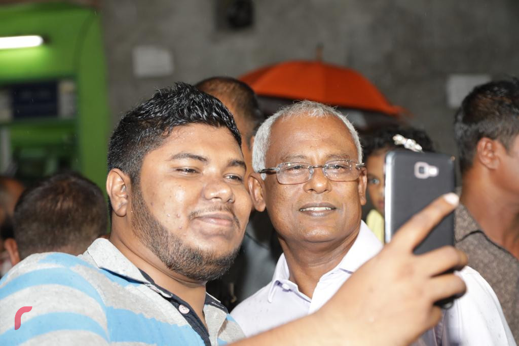 ސެޕްޓެމްބަރު 28، 2018 އިންތިހާބީ ރައީސް އިބްރާހިމް މުހައްމަދު ސޯލިހު، ސަޕޯޓަރަކާއިއެކު ސެލްފީ ނަގަނީ