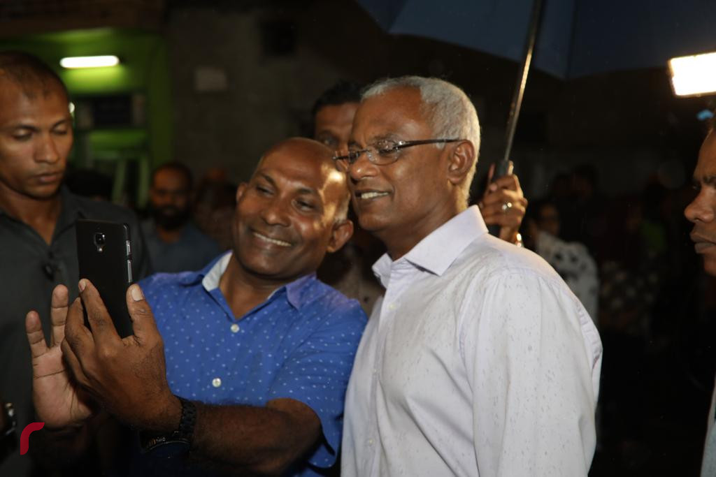 ސެޕްޓެމްބަރު 28، 2018: އިންތިހާބީ ރައީސް އިބްރާހިމް މުހައްމަދު ސޯލިހު، ސަޕޯޓަރުންނާއެކު ސެލްފީ ނަގަނީ