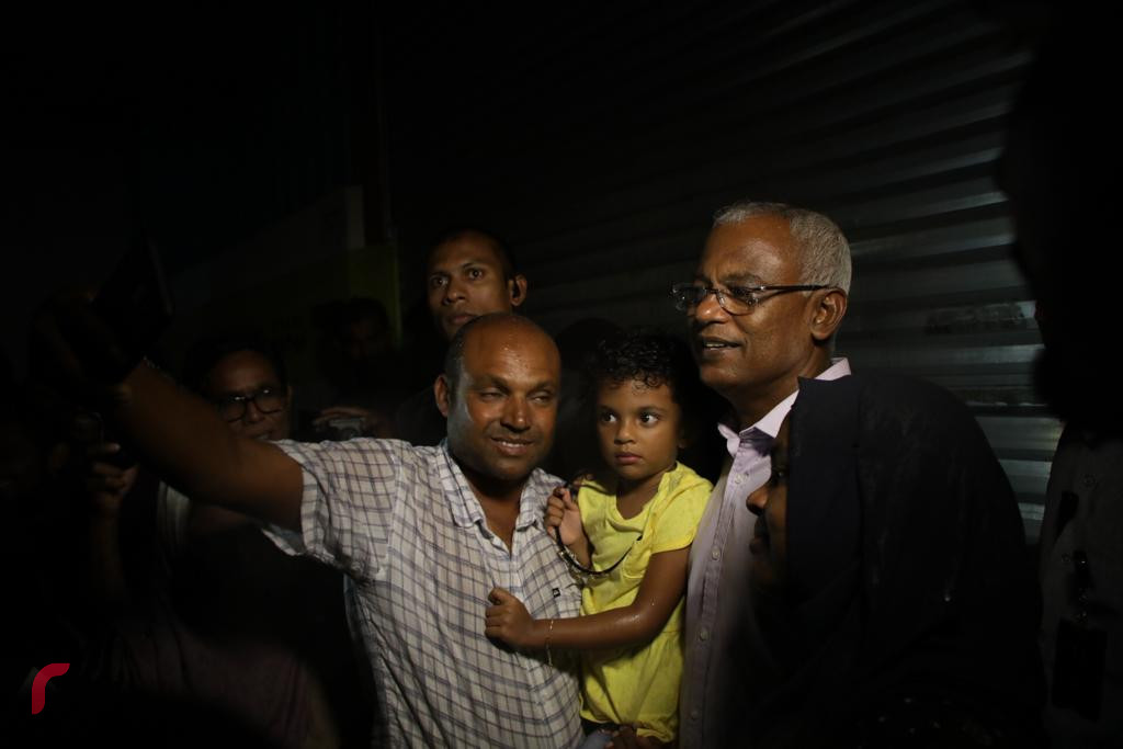 ސެޕްޓެމްބަރު 28، 2018: އިންތިހާބީ ރައީސް އިބްރާހިމް މުހައްމަދު ސޯލިހު، ސަޕޯޓަރުންނާއެކު ސެލްފީ ނަގަނީ