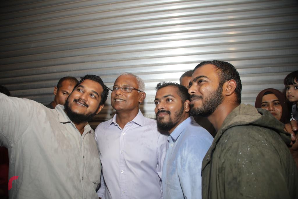 ސެޕްޓެމްބަރު 28، 2018: އިންތިހާބީ ރައީސް އިބްރާހިމް މުހައްމަދު ސޯލިހު، ސަޕޯޓަރުންނާއެކު ސެލްފީ ނަގަނީ