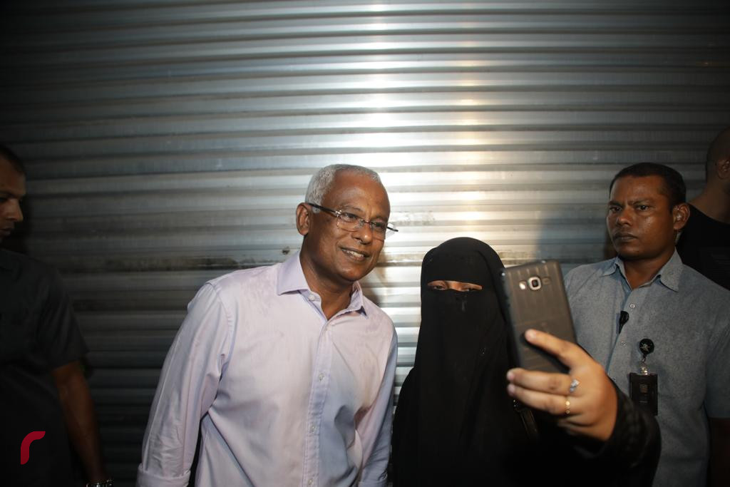 ސެޕްޓެމްބަރު 28، 2018: އިންތިހާބީ ރައީސް އިބްރާހިމް މުހައްމަދު ސޯލިހު، ސަޕޯޓަރަކާއިއެކު ސެލްފީ ނަގަނީ