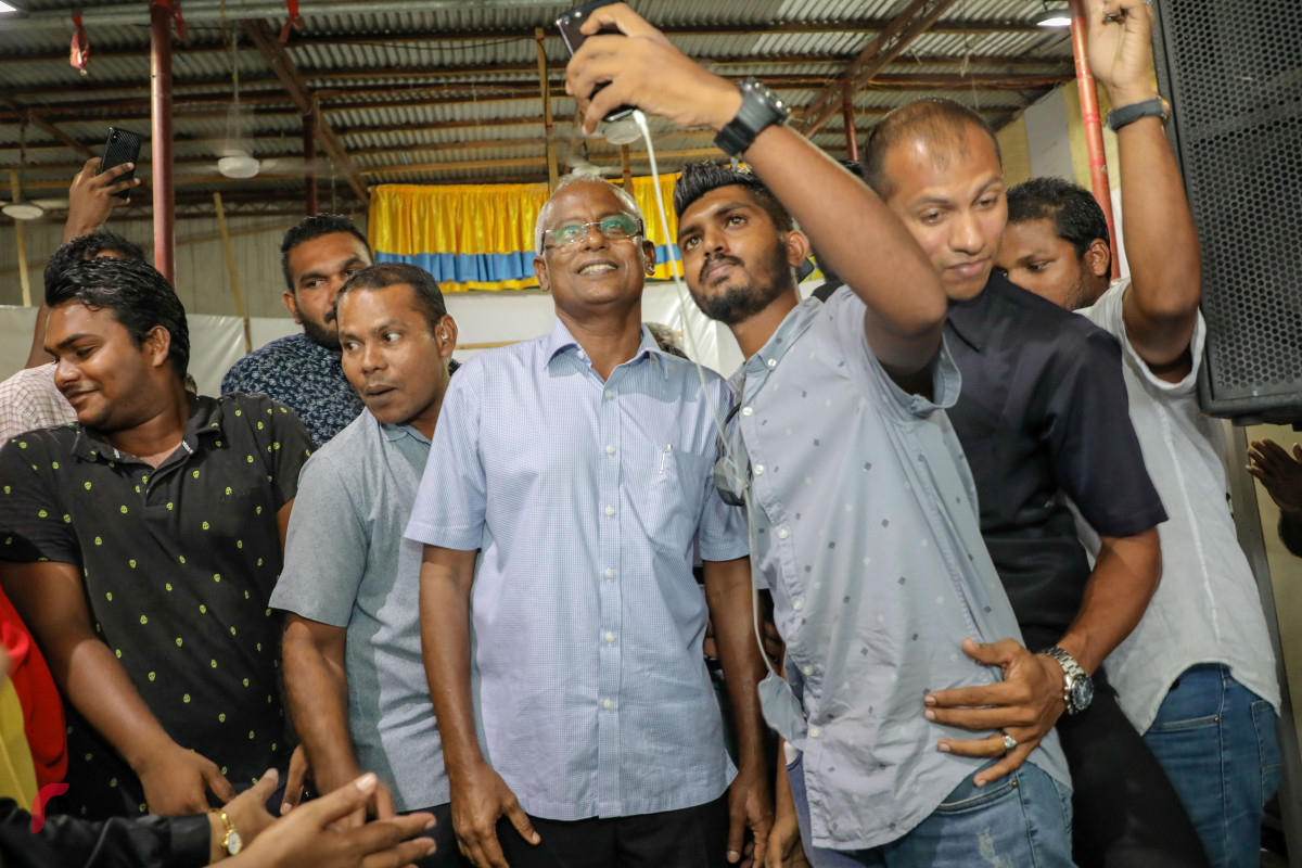 ސެޕްޓެމްބަރު 29، 2018 :2018 ވަނަ އަހަރުގެ ރިޔާސީ އިންތިހާބު ކާމިޔާބުކުރުމާއިއެކު ކުރިއަށްގެންދާ އުފާ ފާޅުކުރުމުގެ ހަރަކާތްތަކުގެ ތެރެއިން މާލެ ހަރުގެ ސަރަހައްދުގައި ކުރިއަށްގެންދިޔަ ހަރަކާތުގައި އިންތިހާބީ ރައީސް އިބްރާހިމް މުހައްމަދު ސޯލިހު ބައިވެރިވެވަޑައިގެން ސަޕޯޓަރަކާއިއެކު ފޮޓޯއަކަށް ހުއްޓިވަޑައިގެން -- ފޮޓޯ : މުހައްމަދު ޝަރުހާން/ ރާއްޖެ އެމްވީ