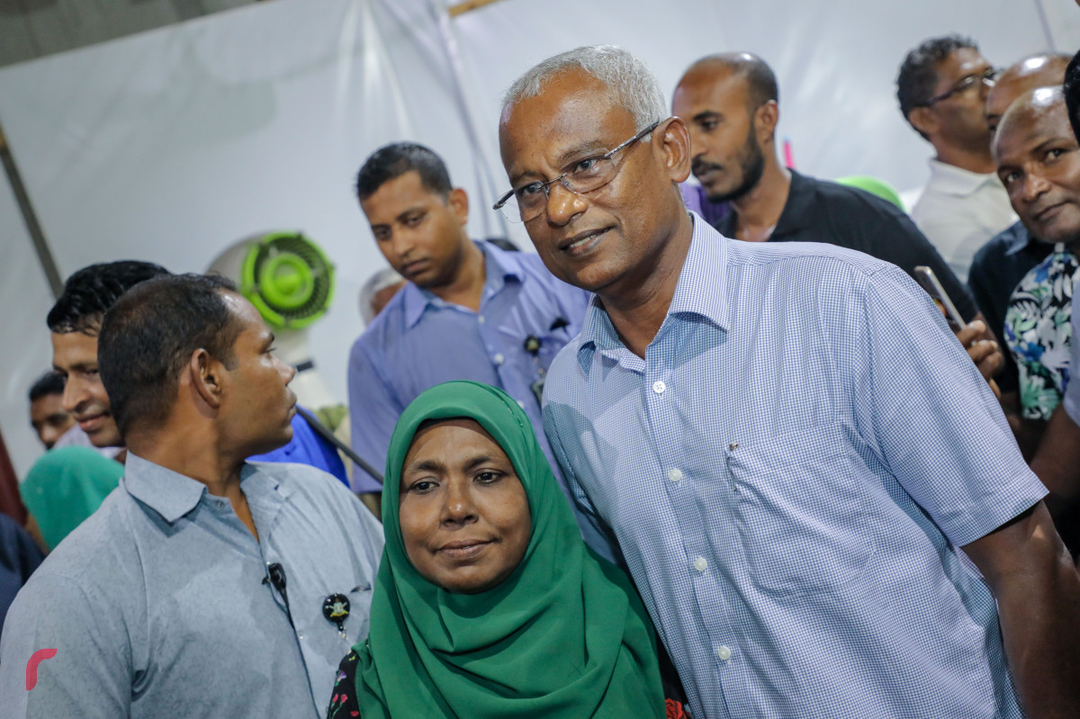 ސެޕްޓެމްބަރު 29، 2018 :2018 ވަނަ އަހަރުގެ ރިޔާސީ އިންތިހާބު ކާމިޔާބުކުރުމާއިއެކު ކުރިއަށްގެންދާ އުފާ ފާޅުކުރުމުގެ ހަރަކާތްތަކުގެ ތެރެއިން މާލެ ހަރުގެ ސަރަހައްދުގައި ކުރިއަށްގެންދިޔަ ހަރަކާތުގައި އިންތިހާބީ ރައީސް އިބްރާހިމް މުހައްމަދު ސޯލިހު ބައިވެރިވެވަޑައިގެން ސަޕޯޓަރަކާއިއެކު ފޮޓޯއަކަށް ހުއްޓިވަޑައިގެން -- ފޮޓޯ : މުހައްމަދު ޝަރުހާން/ ރާއްޖެ އެމްވީ