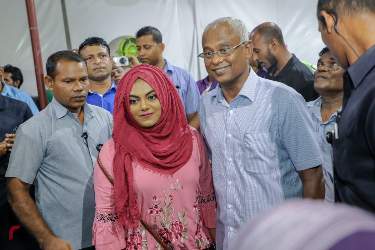 ސެޕްޓެމްބަރު 29، 2018 :2018 ވަނަ އަހަރުގެ ރިޔާސީ އިންތިހާބު ކާމިޔާބުކުރުމާއިއެކު ކުރިއަށްގެންދާ އުފާ ފާޅުކުރުމުގެ ހަރަކާތްތަކުގެ ތެރެއިން މާލެ ހަރުގެ ސަރަހައްދުގައި ކުރިއަށްގެންދިޔަ ހަރަކާތުގައި އިންތިހާބީ ރައީސް އިބްރާހިމް މުހައްމަދު ސޯލިހު ބައިވެރިވެވަޑައިގެން ސަޕޯޓަރަކާއިއެކު ފޮޓޯއަކަށް ހުއްޓިވަޑައިގެން -- ފޮޓޯ : މުހައްމަދު ޝަރުހާން/ ރާއްޖެ އެމްވީ