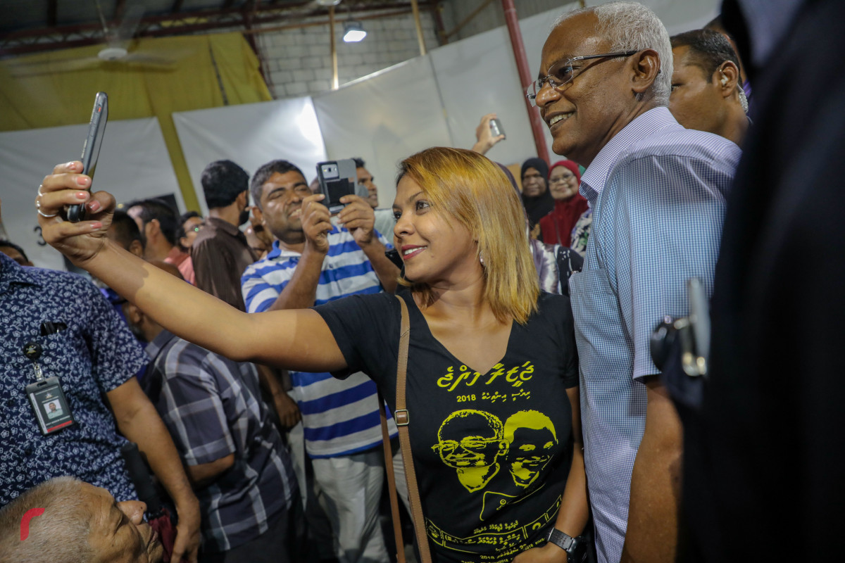 ސެޕްޓެމްބަރު 29، 2018 :2018 ވަނަ އަހަރުގެ ރިޔާސީ އިންތިހާބު ކާމިޔާބުކުރުމާއިއެކު ކުރިއަށްގެންދާ އުފާ ފާޅުކުރުމުގެ ހަރަކާތްތަކުގެ ތެރެއިން މާލެ ހަރުގެ ސަރަހައްދުގައި ކުރިއަށްގެންދިޔަ ހަރަކާތުގައި އިންތިހާބީ ރައީސް އިބްރާހިމް މުހައްމަދު ސޯލިހު ބައިވެރިވެވަޑައިގެން ސަޕޯޓަރަކާއިއެކު ފޮޓޯއަކަށް ހުއްޓިވަޑައިގެން -- ފޮޓޯ : މުހައްމަދު ޝަރުހާން/ ރާއްޖެ އެމްވީ