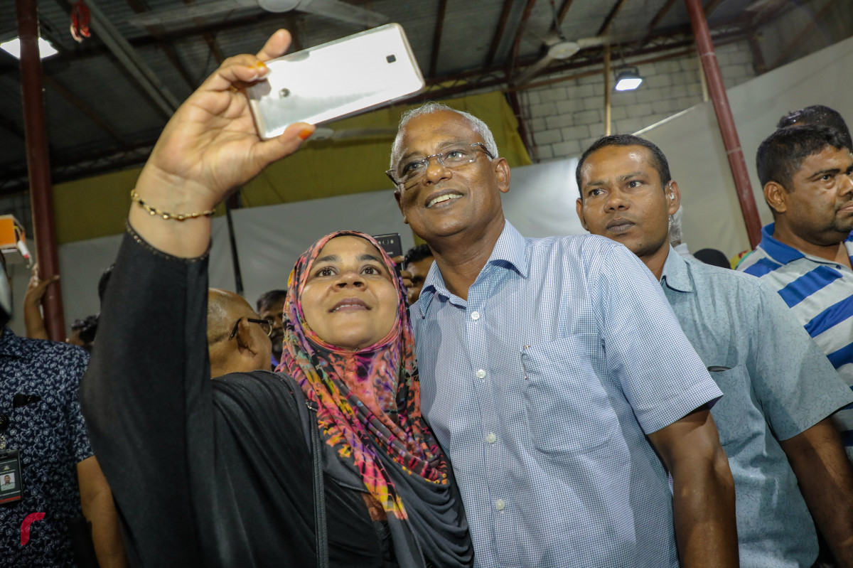 ސެޕްޓެމްބަރު 29، 2018 :2018 ވަނަ އަހަރުގެ ރިޔާސީ އިންތިހާބު ކާމިޔާބުކުރުމާއިއެކު ކުރިއަށްގެންދާ އުފާ ފާޅުކުރުމުގެ ހަރަކާތްތަކުގެ ތެރެއިން މާލެ ހަރުގެ ސަރަހައްދުގައި ކުރިއަށްގެންދިޔަ ހަރަކާތުގައި އިންތިހާބީ ރައީސް އިބްރާހިމް މުހައްމަދު ސޯލިހު ބައިވެރިވެވަޑައިގެން ސަޕޯޓަރަކާއިއެކު ފޮޓޯއަކަށް ހުއްޓިވަޑައިގެން -- ފޮޓޯ : މުހައްމަދު ޝަރުހާން/ ރާއްޖެ އެމްވީ