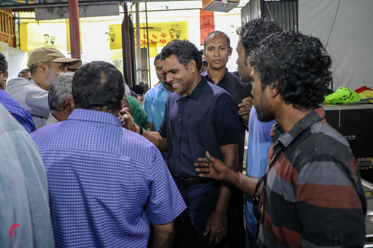 ސެޕްޓެމްބަރު 29، 2018 :2018 ވަނަ އަހަރުގެ ރިޔާސީ އިންތިހާބު ކާމިޔާބުކުރުމާއިއެކު ކުރިއަށްގެންދާ އުފާ ފާޅުކުރުމުގެ ހަރަކާތްތަކުގެ ތެރެއިން މާލެ ހަރުގެ ސަރަހައްދުގައި ކުރިއަށްގެންދިޔަ ހަރަކާތުގައި އިންތިހާބީ ނާއިބު ރައީސް ފައިސަލް ނަސީމް ބައިވެރިވެވަޑައިގެން ސަޕޯޓަރުންނާއި ބައްދަލުކުރަށްވަނީ -- ފޮޓޯ : މުހައްމަދު ޝަރުހާން/ ރާއްޖެ އެމްވީ